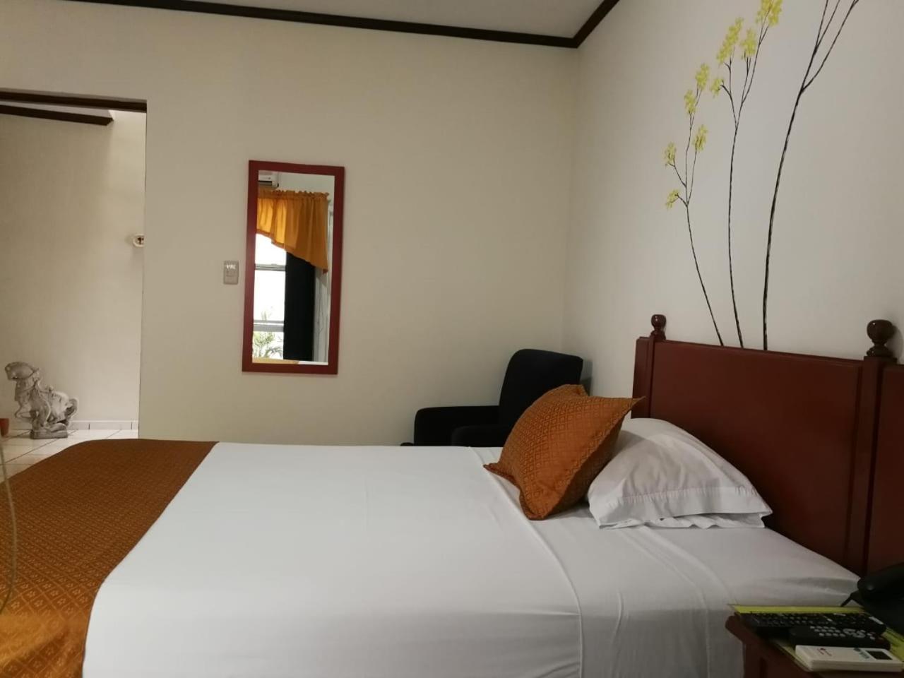 Hotel Villa Serena San Benito Сан-Сальвадор Экстерьер фото